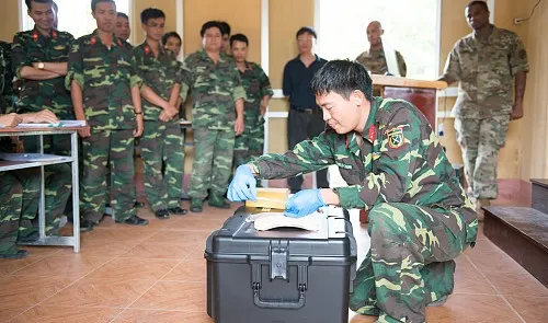 Vietnam, US cooperate to enhance humanitarian demining capabilities