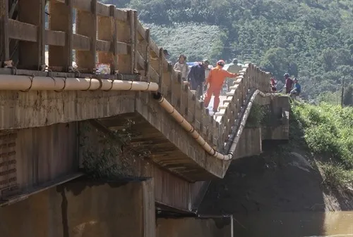 Chư Păm Bridge collapses due to flooding