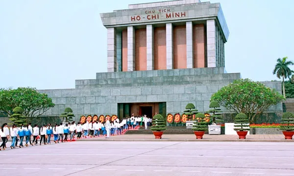 Leaders pay tribute to President Ho and fallen soldiers