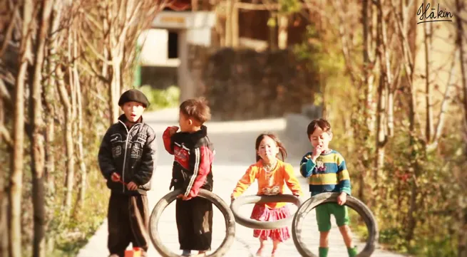 Disadvantaged children in Ha Giang receive Tet presents