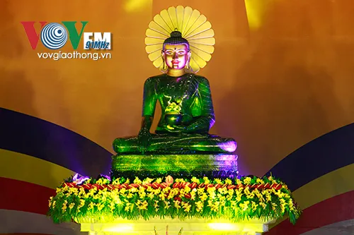 Ceremony worships world's largest jade Buddha