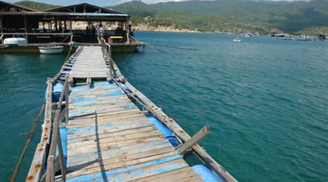 Floating restaurant sinks