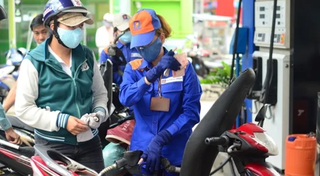Petrol prices fall more than 720 VND per litre