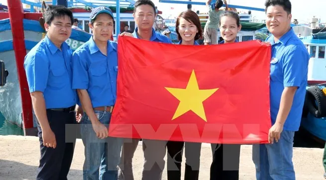 National flags presented to fishermen in Phu Quy island