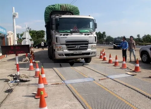 Police crackdown on overloaded trucks