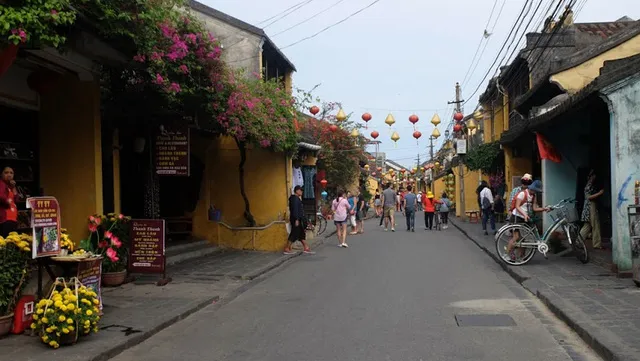 Hoi An buildings deteriorate