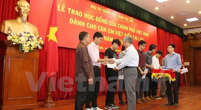 Vietnamese students in Laos receive scholarships