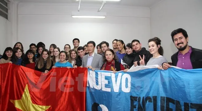 Argentine students learn about Vietnam