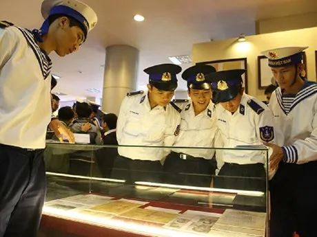 Royal records, antique items on Hoang Sa, Truong Sa to be on show