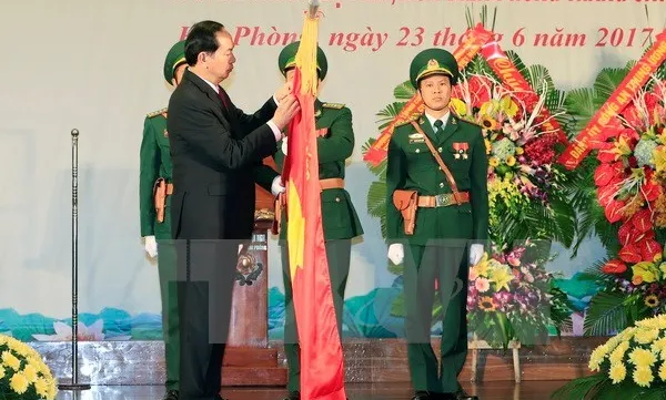 President Tran Dai Quang presents title to Hai Phong border guards