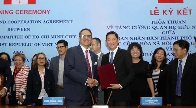 HCM City, Toronto ink deal to boost cooperation