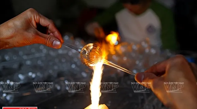 Vietnam & Japan's artisans meet to produce glass products