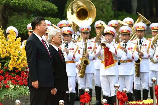 Party chief chairs welcome ceremony for Xi Jinping