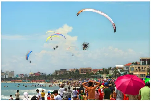 Paragliders soar like eagles in Danang