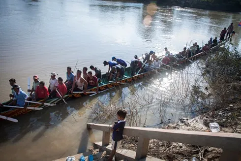 Cambodia holds traditional boat race
