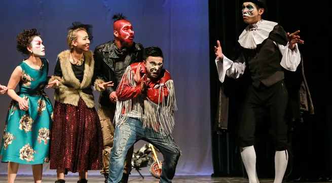 Western play with Vietnamese look performed in Hanoi