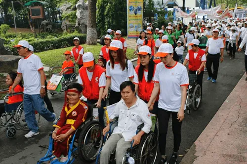 10.000 walk for agent orange victims