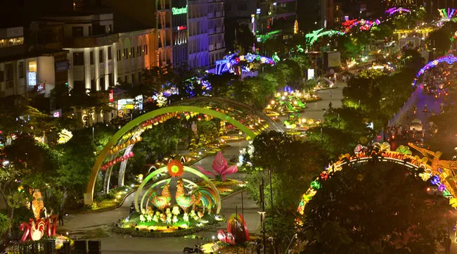 Nguyen Hue flower road opens