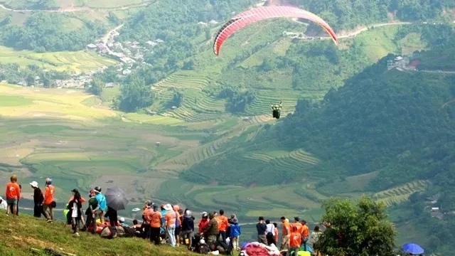 Over 110 pilots join paragliding festival in Yen Bai