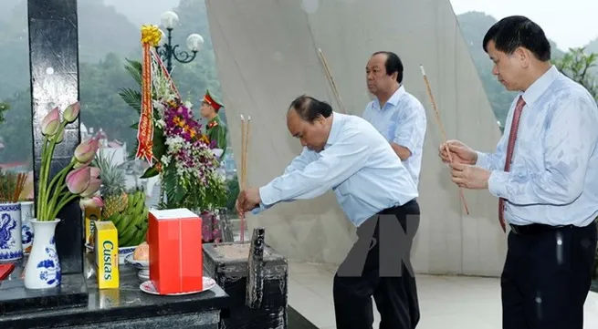Prime Minister pays respect to war martyrs in Son La province