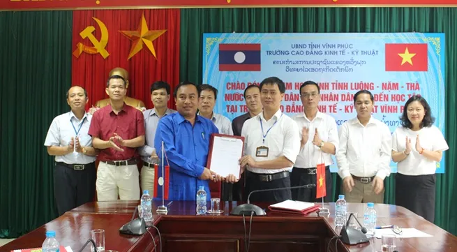 Vietnam-Laos cooperate in education