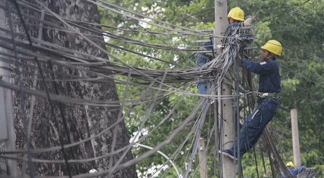 Hanoi slow in burying cables underground