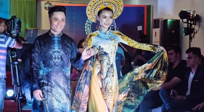 Fashion designer gives Ao Dai collection to museum