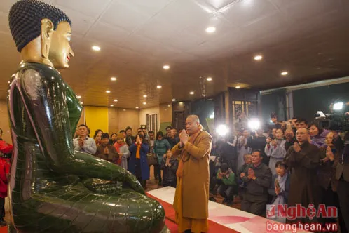 World's largest Jade Buddha statue displayed