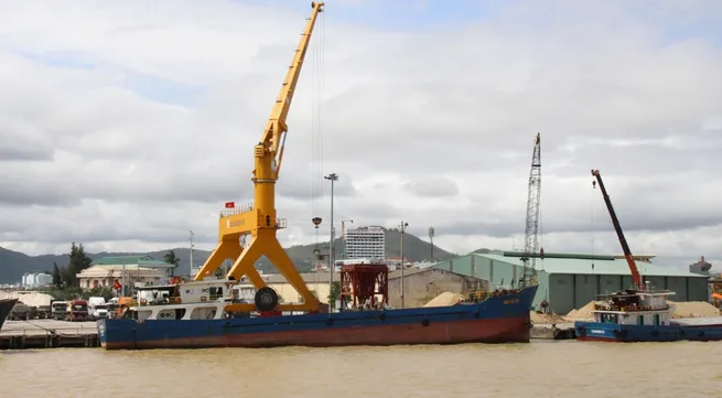 Wrecked ships pose oil slick problem