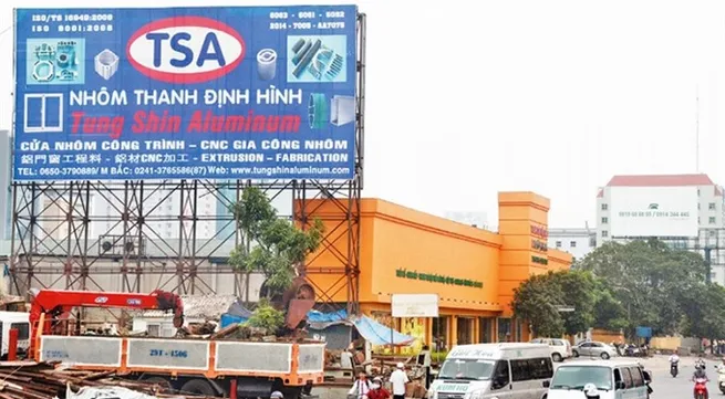 Many Hà Nội billboards violate law