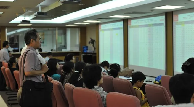 Large-cap stocks pull market down