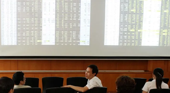 Oil pulls market down for 2nd day