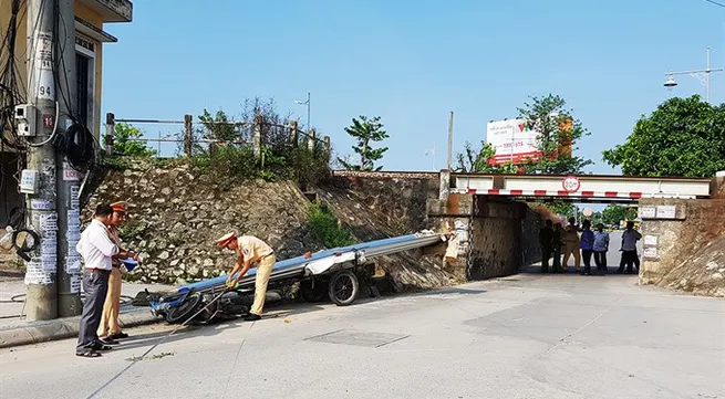 Man killed by metal sheets in Huế
