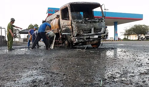 Brave Vietnamese driver steers on-fire truck out of filling station