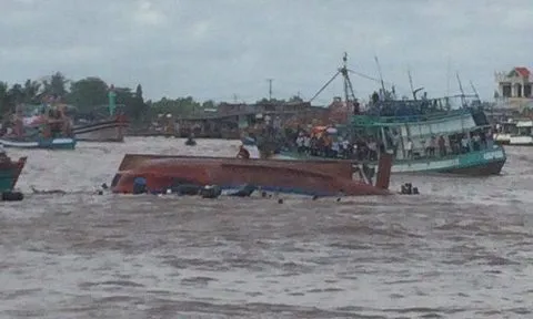 Boat capsizes, 2 killed