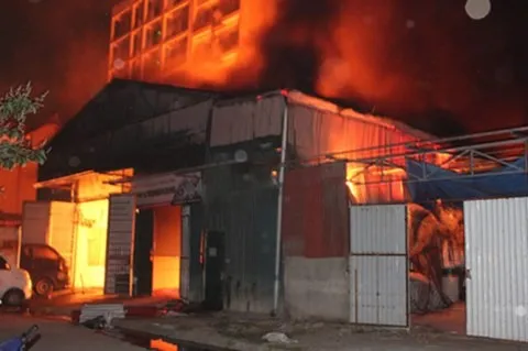 Fire destroys storehouse in HN’s Bắc Từ Liêm