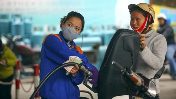 Petrol price decreased by VNĐ300 per litre