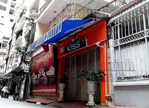 Three karaoke parlour staff arrested for extortion