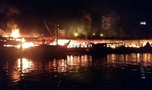 Phu Quoc night market engulfed by early morning fire