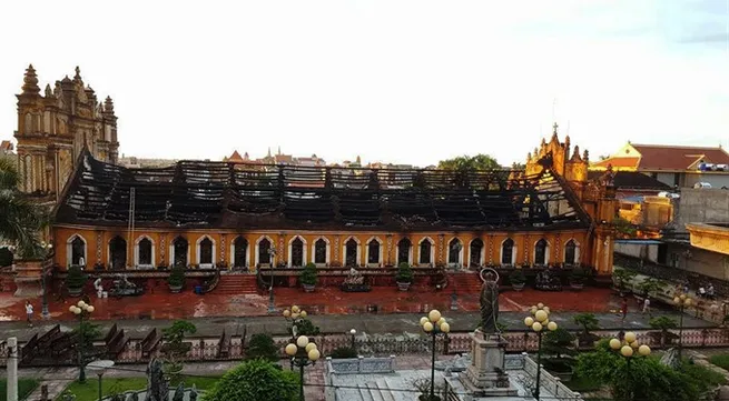 Fire destroys ancient church in Nam Định