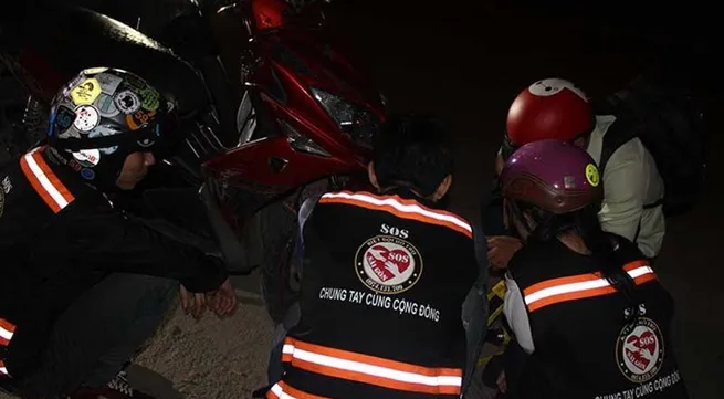 Volunteers rescue motorists at night