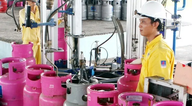 Cooking gas price up VNĐ16,000 in southern regions