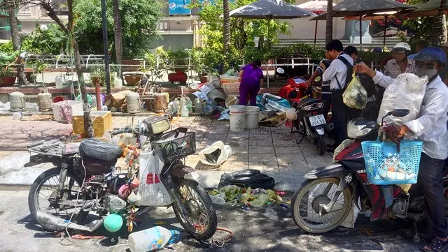 Balloon vendor thrown four metres in explosion