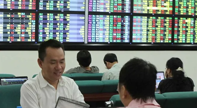 VN Index down on low investor confidence