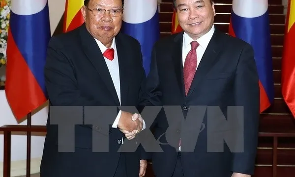 PM Nguyen Xuan Phuc meets Lao Party and State leader