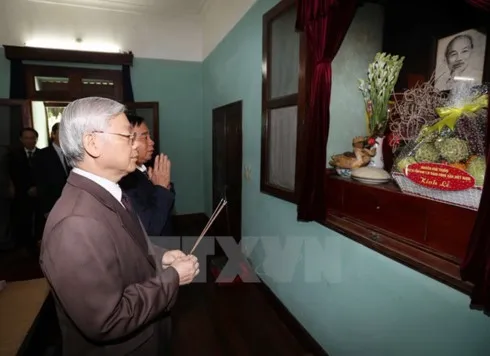 Party leader offers incense to late President Ho Chi Minh