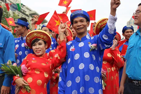 Hundreds gather for mass nuptials on National Day