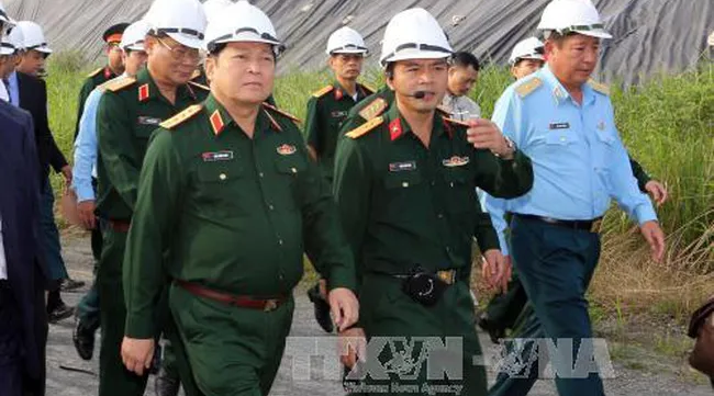 Defence Minister inspects dioxin decontamination at Danang airport