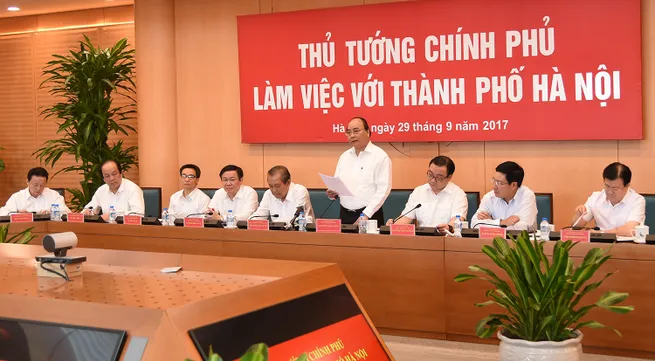 Prime Minister works with Hanoi leaders