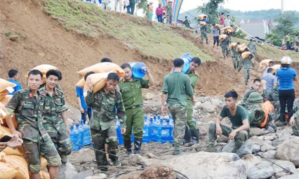 Soldiers provide support for flood-affected communes